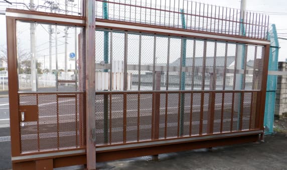 群馬県邑楽郡邑楽町 某変電施設シングルレール型・片引門扉